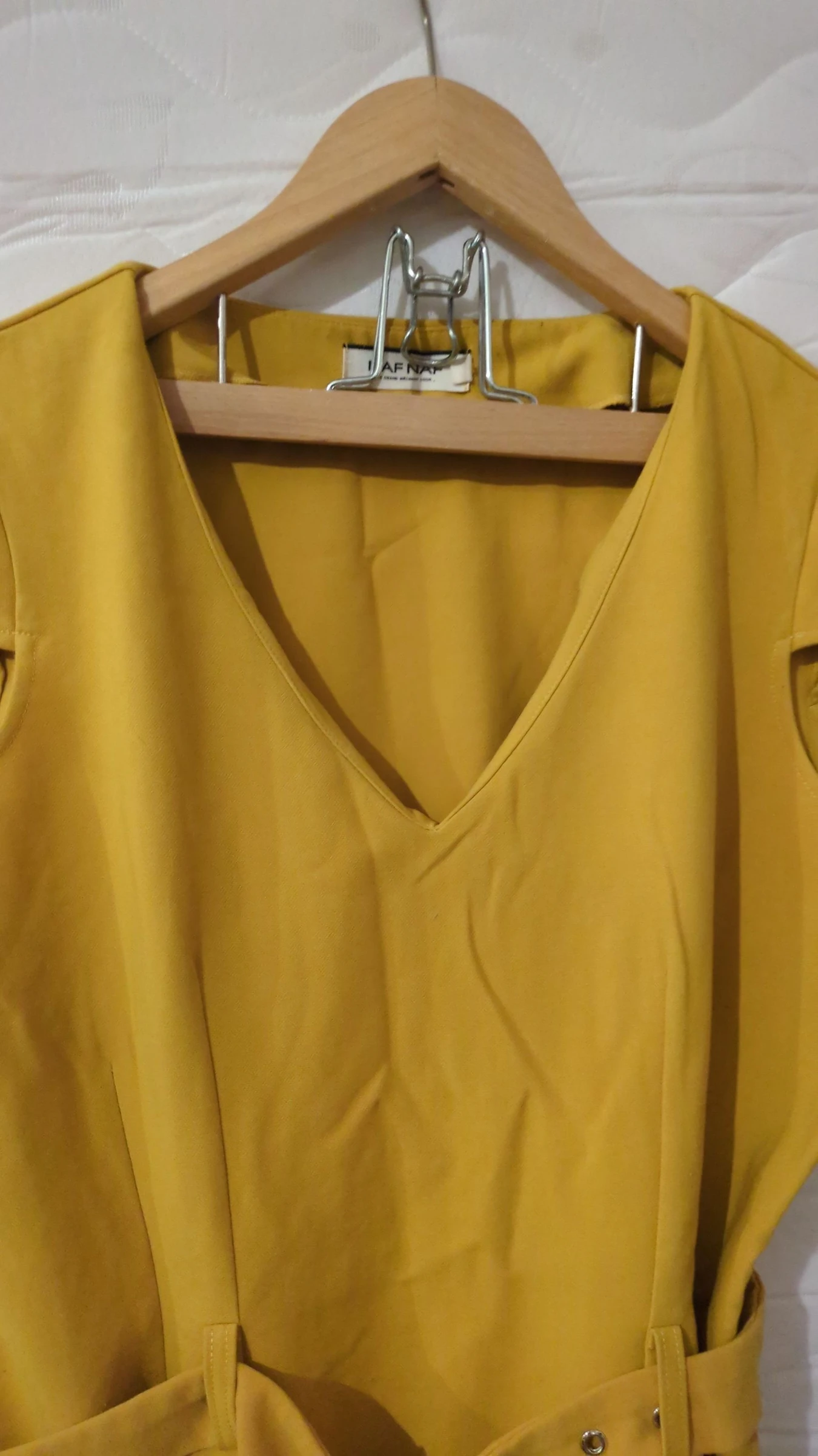 Vestido acinturado feminino vintage amarelo Naf Naf tamanho 42 – photo 2